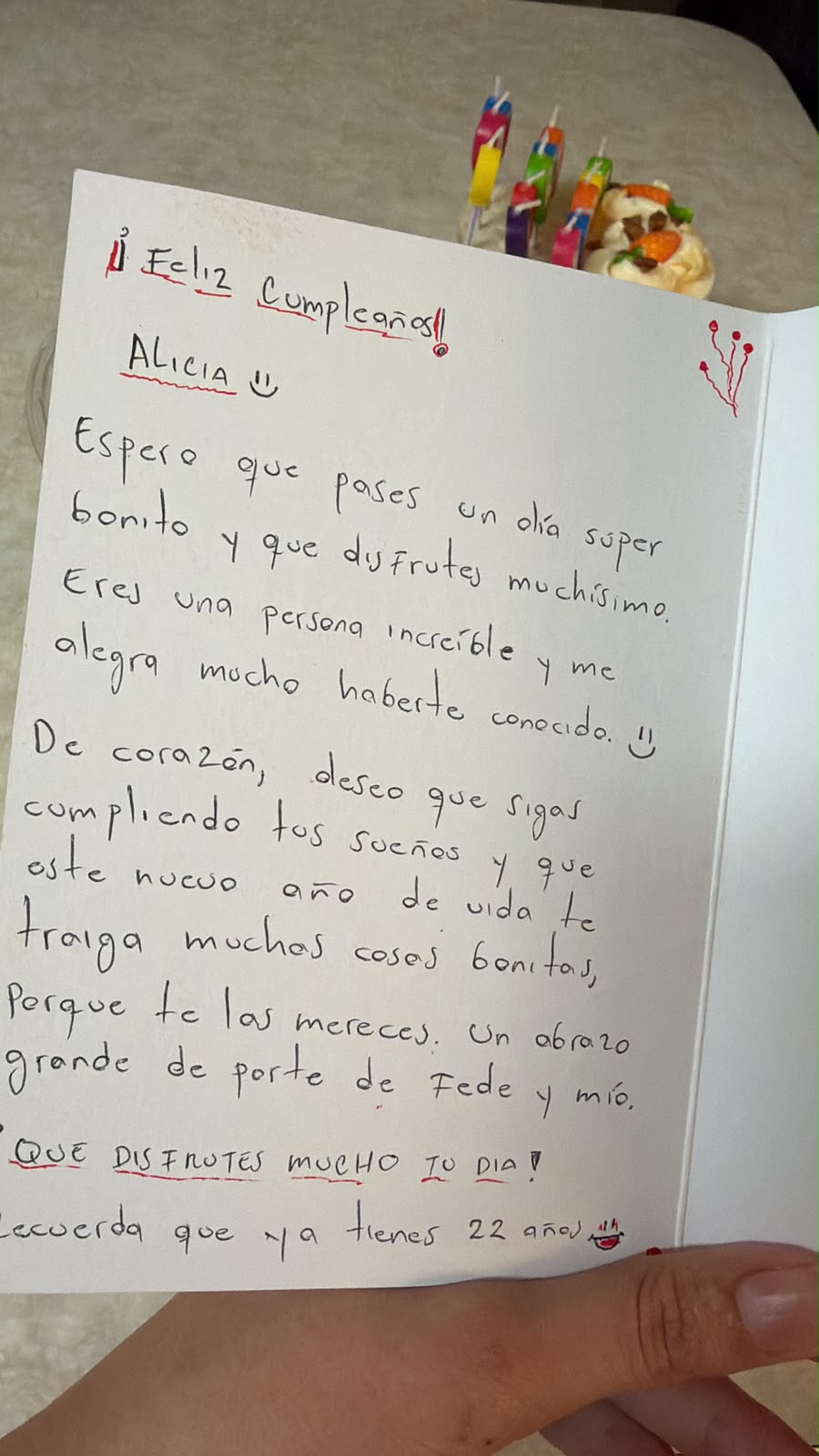La pareja que vive con Ali Explora le hizo una cartita donde le expresaron los mejores deseos.
