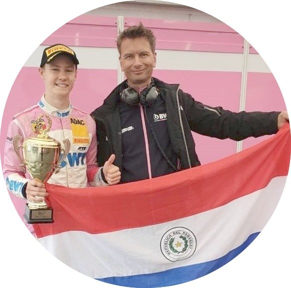 El piloto siempre tiene la bandera paraguaya cerca.