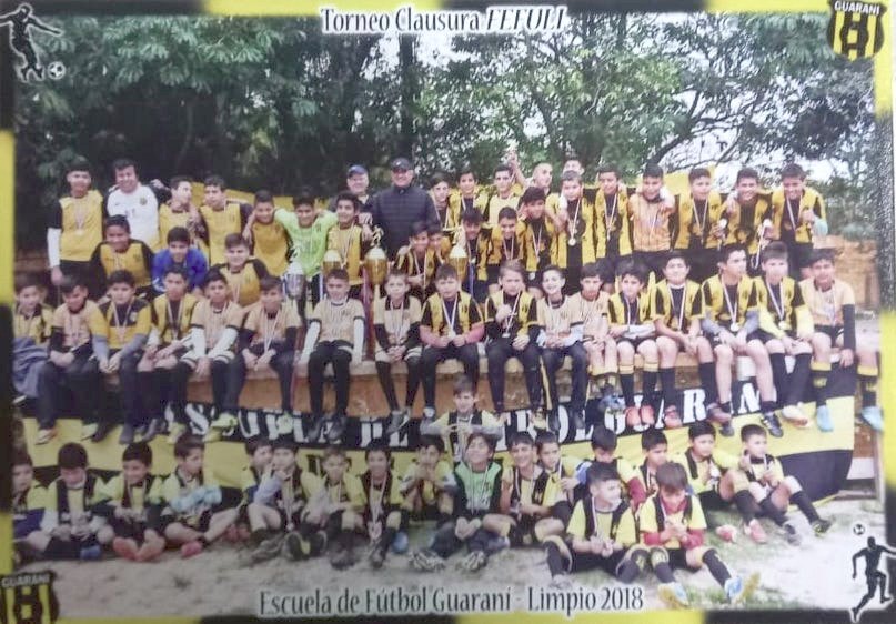 Los peloteros pequeñitos de la escuela de fútbol de Guaraní de Limpio.