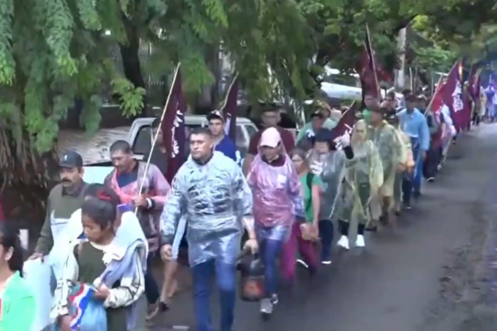 Miembros de Paraguay Pyahurá, desviando el itinerario previamente establecido