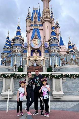 Derlis González y toda su familia se fue a Disneylandia de yanquilandia.