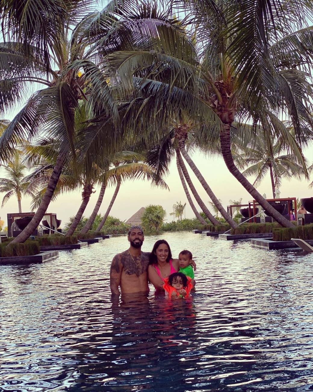 El pelotero junto a su familia, en la pile de su hotel en Cancún. @alex.barboz