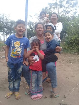 FAMILIA. Doña Bernarda con algunos de sus hijos. La mayor está parada atrás cargando a su nieta.