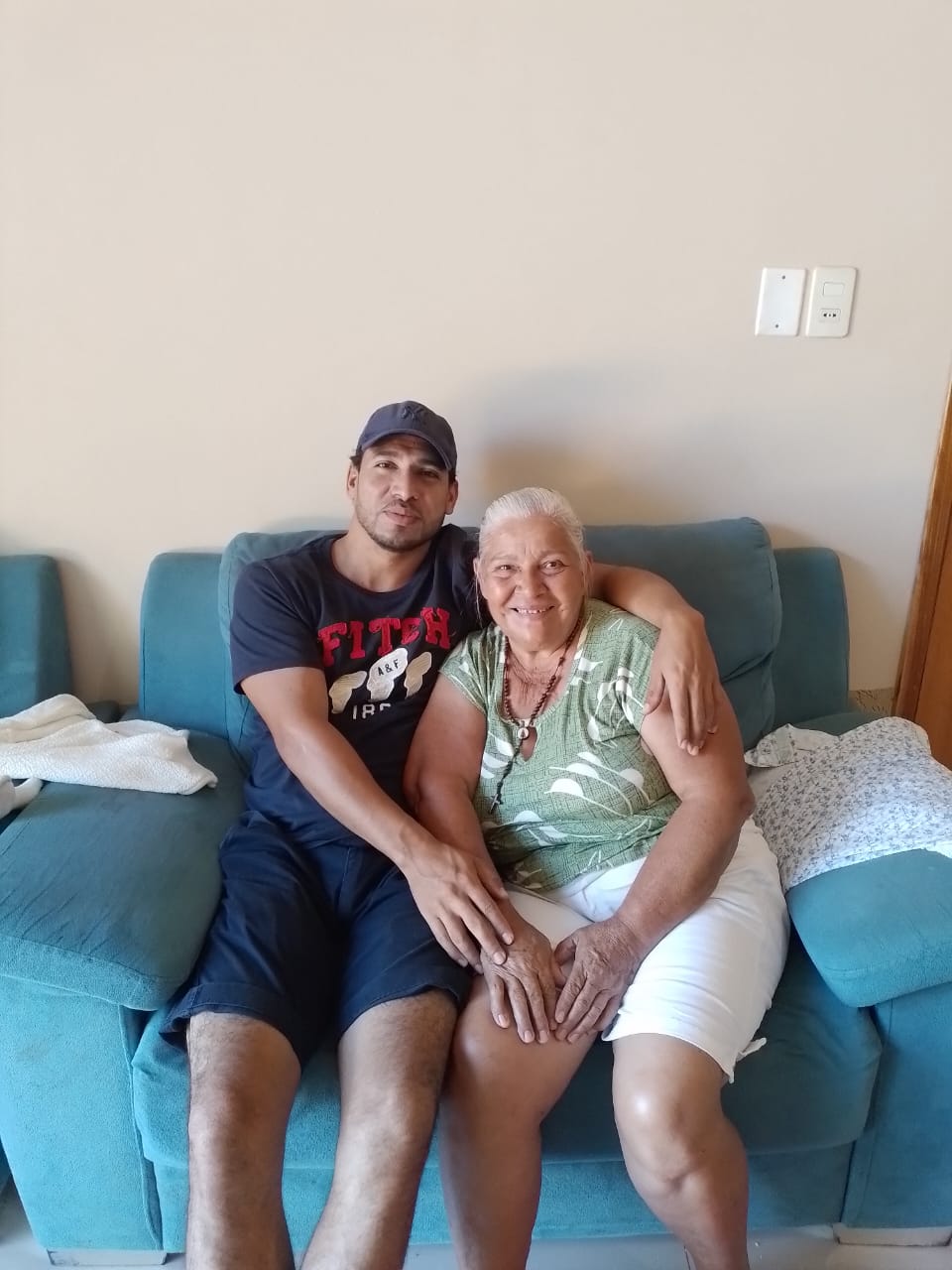 Elizardo Solís junto a su mamá, quien fue su sostén en todo momento.