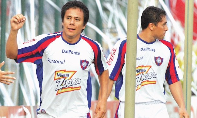 Erwin Ávalos festejando un gol y a su lado Jorge Achucarro. Fueron letales delanteros del Ciclón.