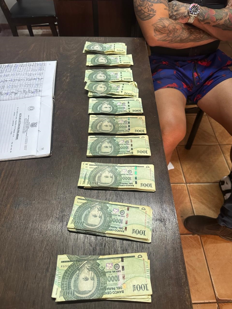 El influencer tenía en su poder unos 10 millones de guaraníes. Foto: Policía