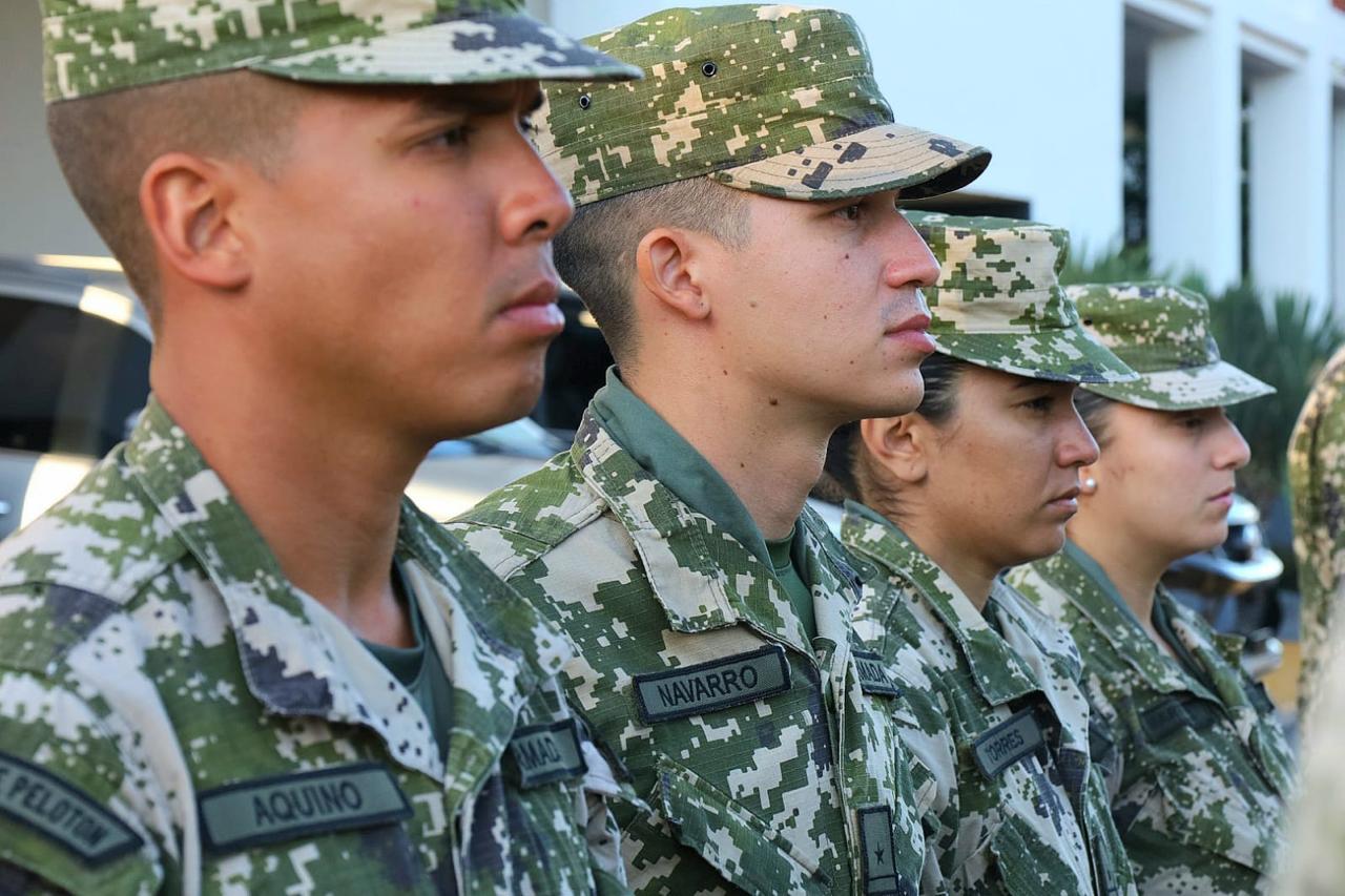 Al especializarse los militares en combatir el avance de las llamas, los bomberos pueden concentrarse en rescatar a las personas.