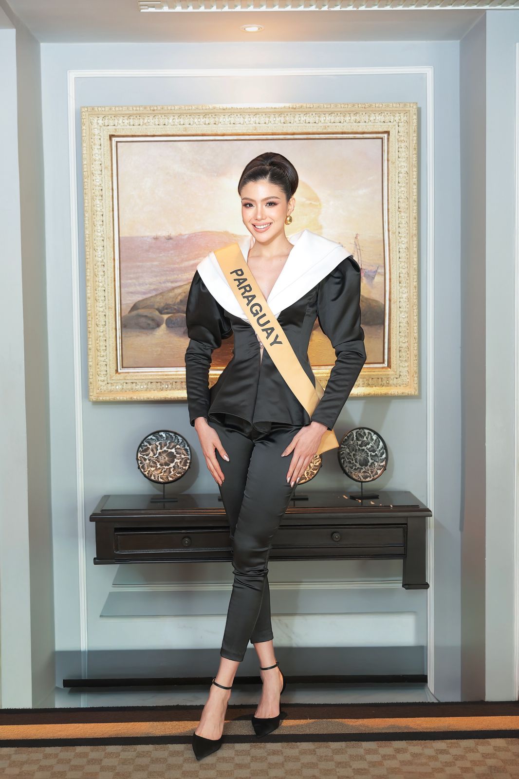 La Miss Grand Paraguay apuesta por un look negro, sobrio y elegante.