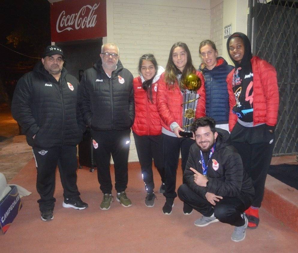 La madrugada que parte del plantel llegó a Paraguay con el trofeo de campeón. FOTO GENTILEZA