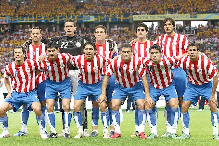 Equipo de Paraguay en el Mundial 2006 y Riveros a lado del “Toro” Acuña.