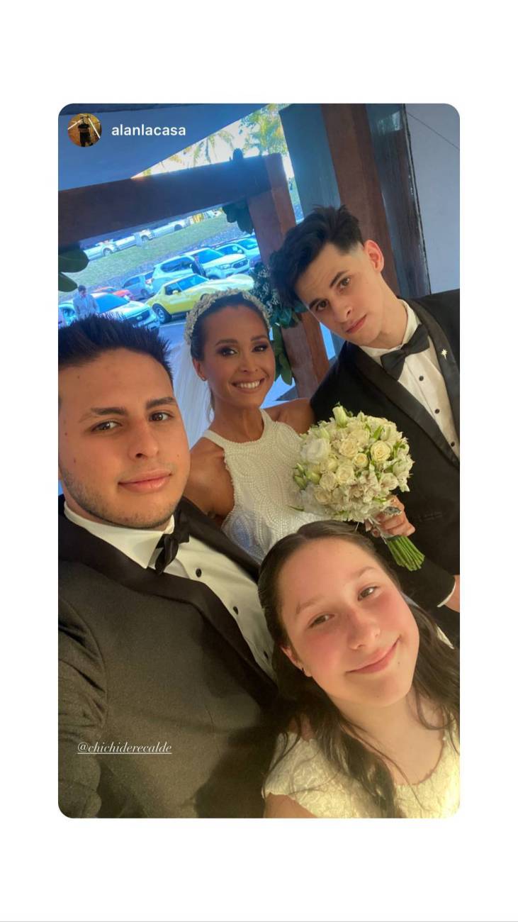 Cynthia de Recalde estuvo acompañada en su boda de sus hijos.
