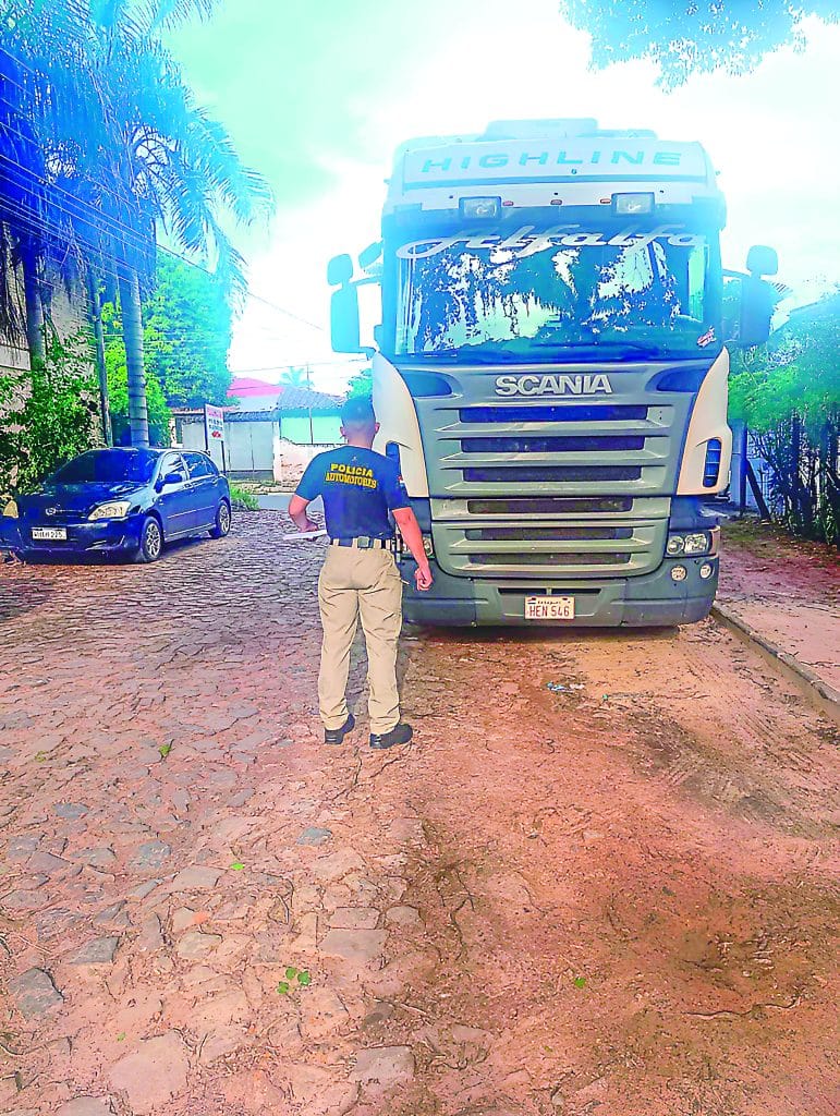 El tractocamión Scania fue recuperado durante un operativo en Lambaré y quedó a cargo dela Fiscalía.