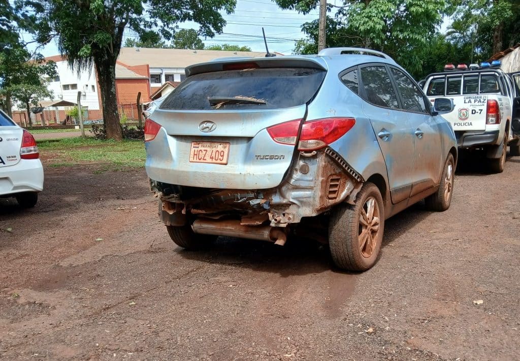 Camioneta encontrada. Coincidentemente, la parte trasera del vehículo empleado en el fallido intento de robo del cajero se había desprendido y quedó en el lugar como evidencia.