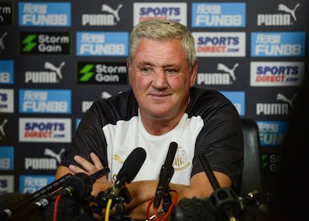 Steve Bruce, técnico del Newcastle.