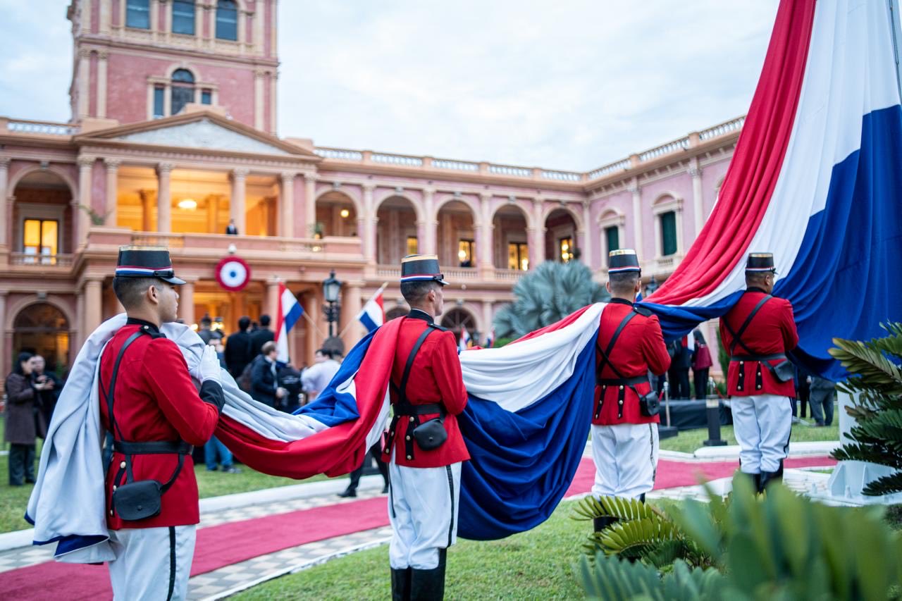 La ceremonia inició con el tradicional izamiento del Pabellón Nacional. Foto: Presidencia