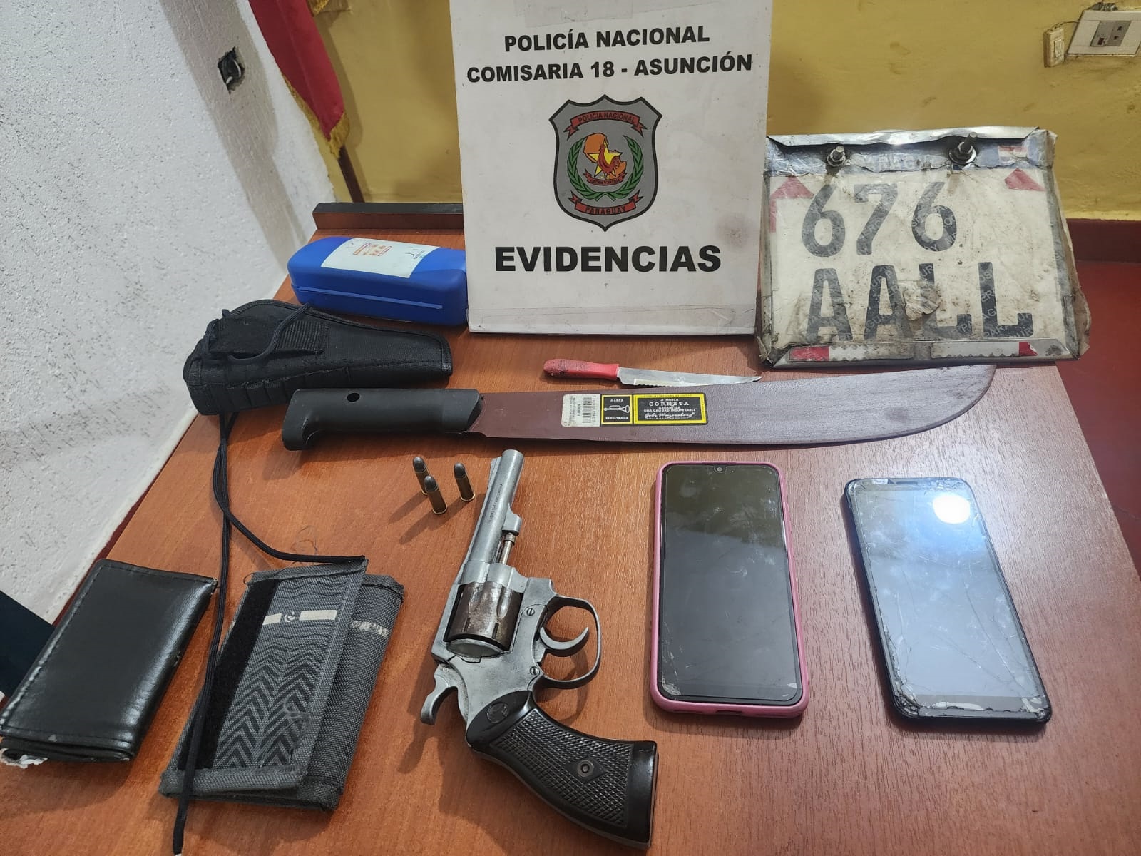 Evidencias incautadas durante el procedimiento. Foto: Policía