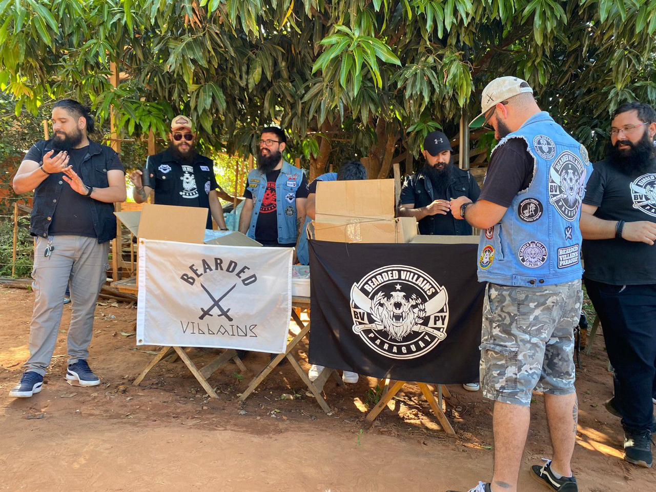 El origen del grupo se remonta hace 12 años en California, EE.UU.