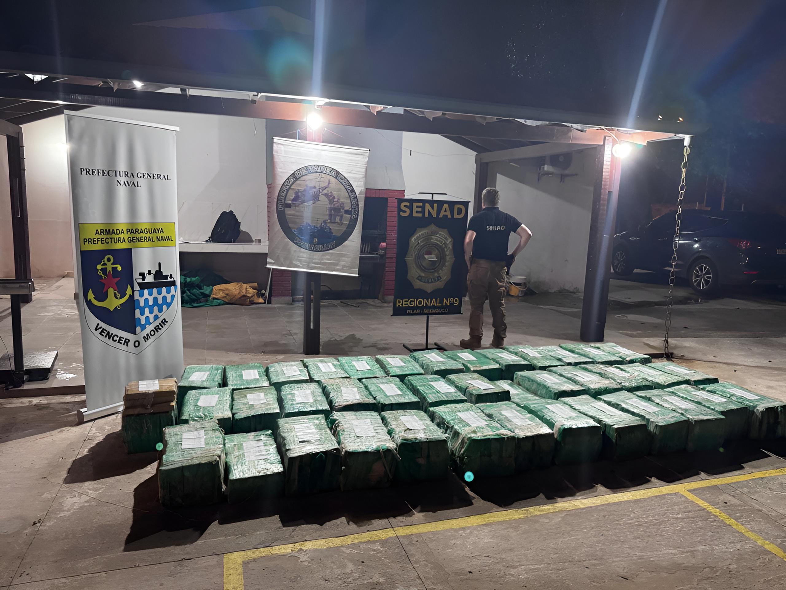 En total fueron incautados 40 paquetes de marihuana quedando a cargo de la Senad.