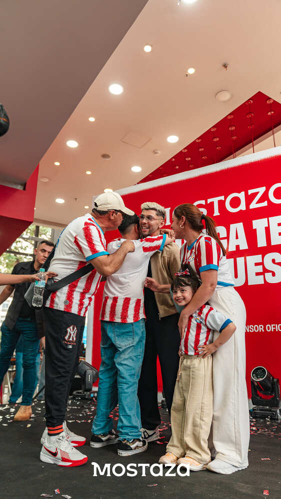 Los fanáticos vivieron un momento inolvidable conociendo a su ídolo Julio Enciso. Foto: Gentileza.