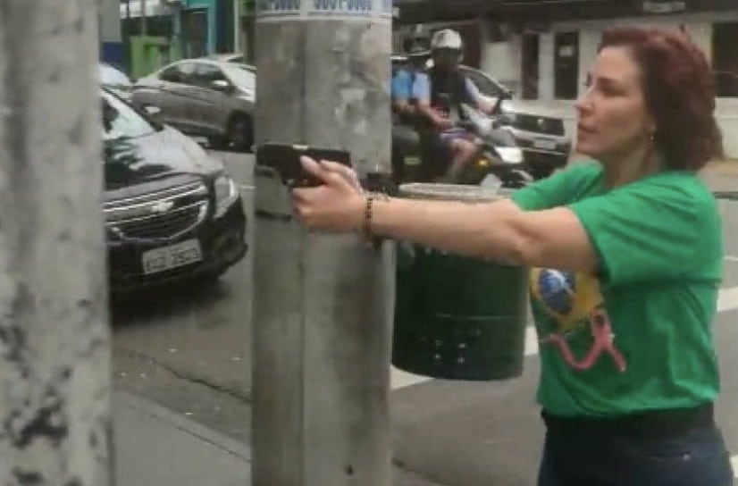 Diputada bolsonarista empuña un arma y persigue a un manifestante de la oposición en São Paulo.