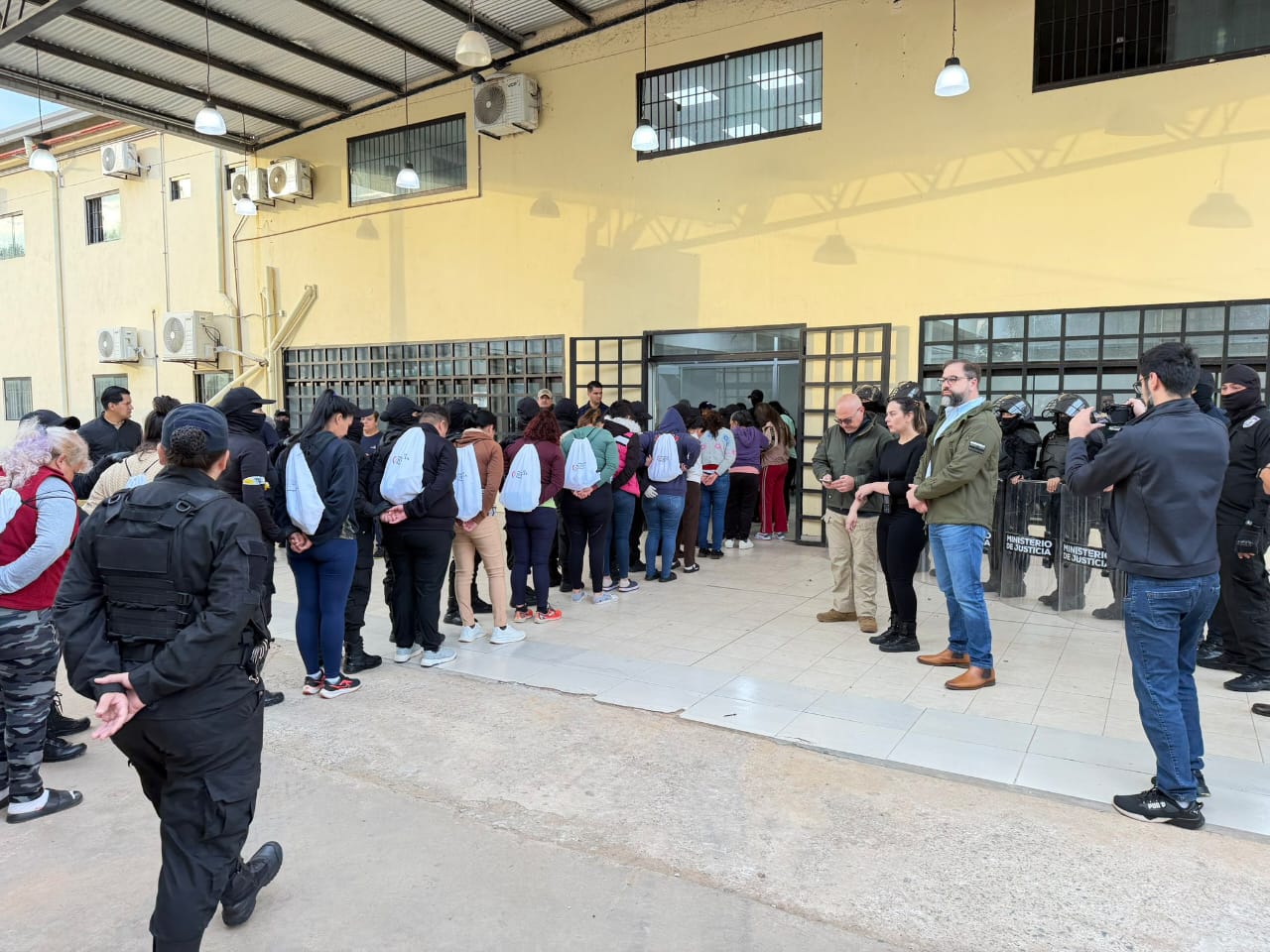 Operativo Umbrall 2.5: traslado masivo de reclusas a Emboscada. Foto: MJ
