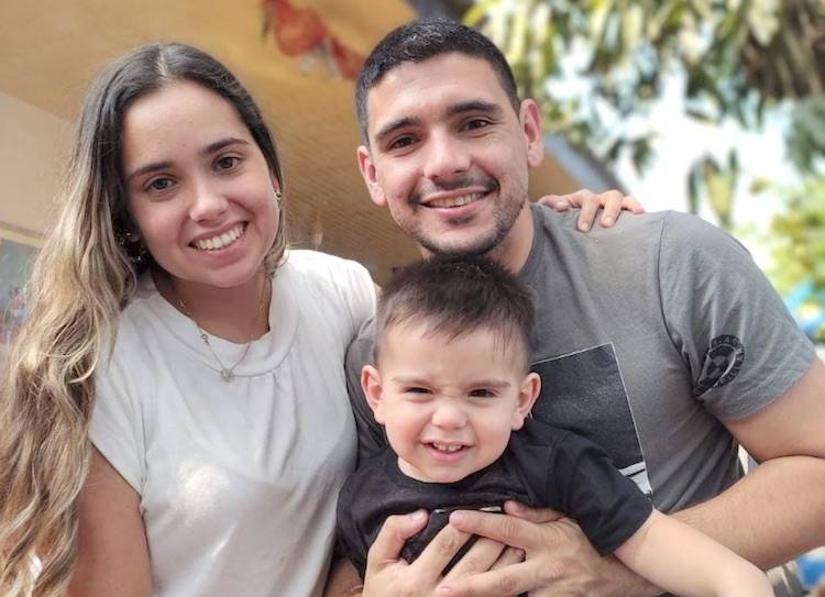 Con su pareja y su pequeño hijo.