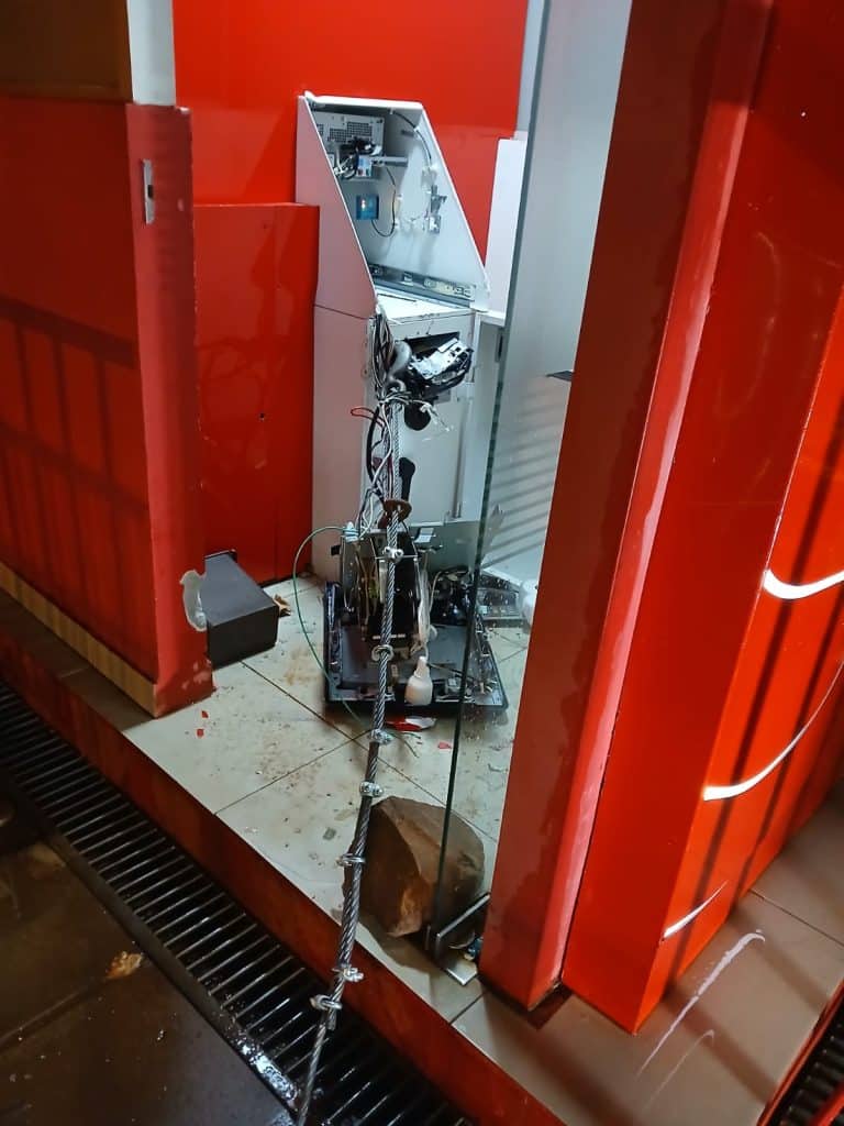 El cajero automático prácticamente fue destrozado, pero no pudieron llevar ningún dinero. Se ve un extremo del grueso cabo de acero utilizado en el intento.