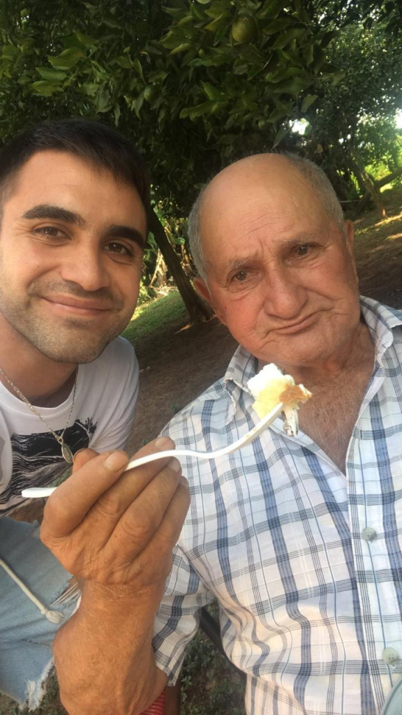 El abuelo es su mimado