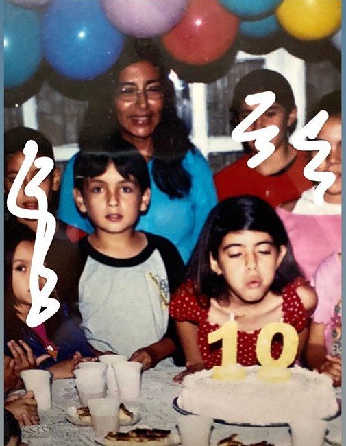 Mily y Will eran vecinitos y amigos en la infancia.