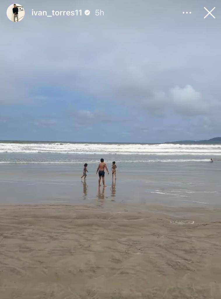 Los peques de Iván disfrutan de la playa.
