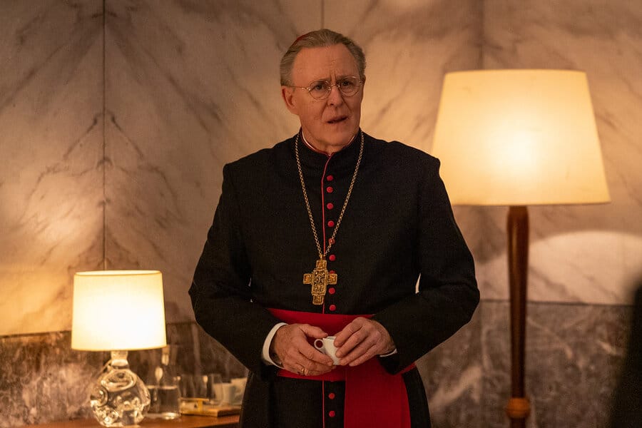 John Lithgowes elCamarlengo, es decir el cardenal que asume la dirección administrativa del Vaticano de forma interina hasta que se nombra un nuevo papa.