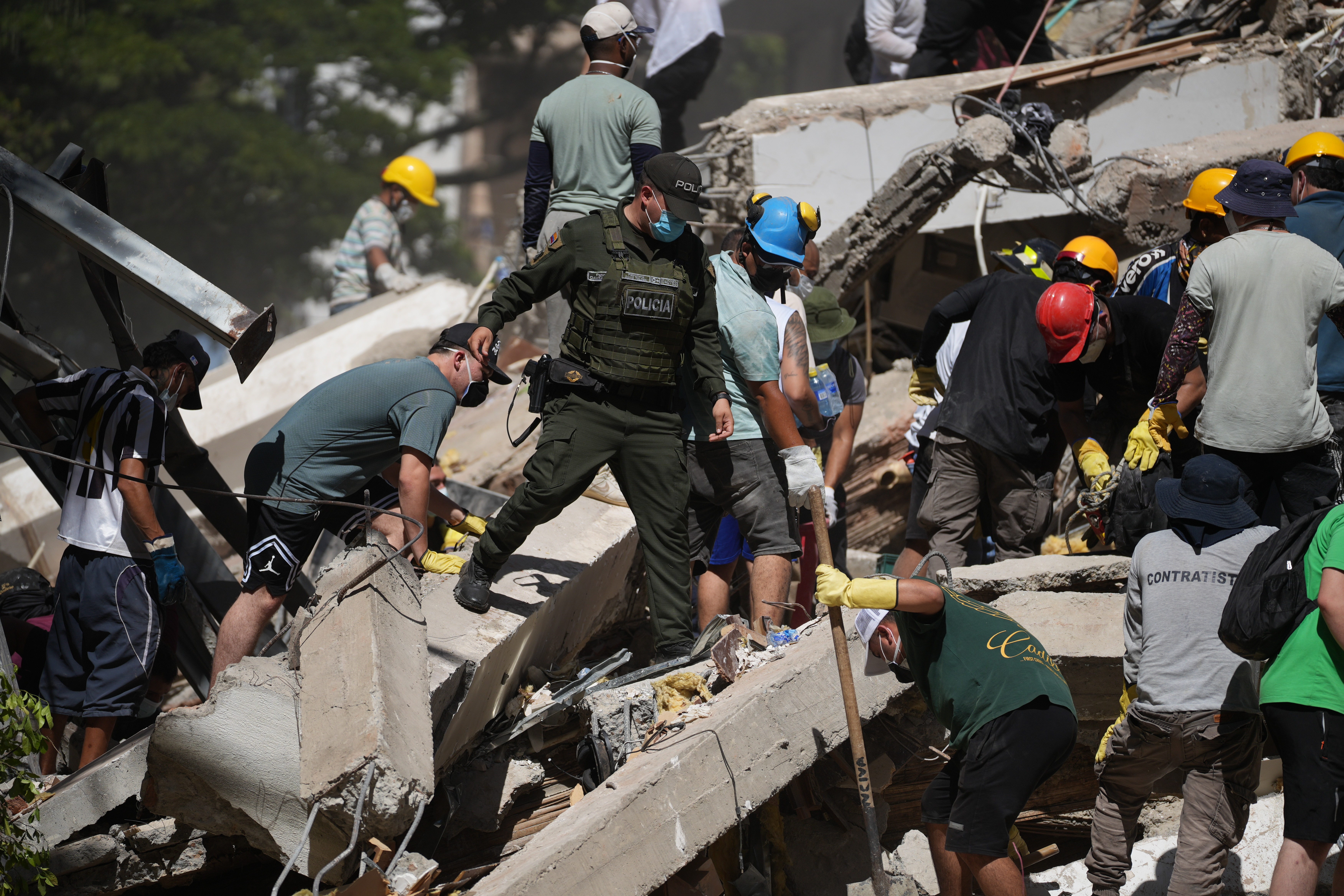 Voluntarios trabajan en labores de rescate en una edificación colapsada por el terremoto de magnitud 7,4 que sacudió ayer, en Cali (Colombia).
