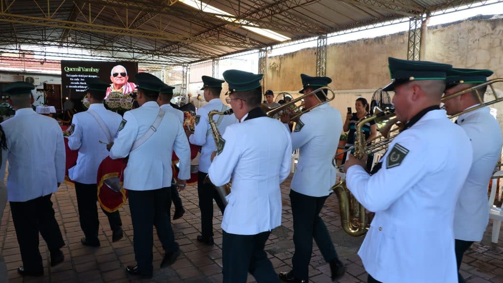 Una de las bandas que llegaron ayer hasta el velorio para despedir a Quemil Yambay, quien fallecióen las primeras horas de ayer miércoles.