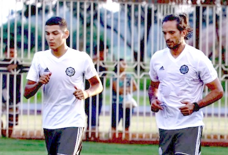 En una de las prácticas del plantel junto a su ídolo Roque.