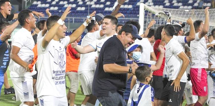 El presi en festejo con los jugadores y la multitud presente en el Defensores del Chaco.