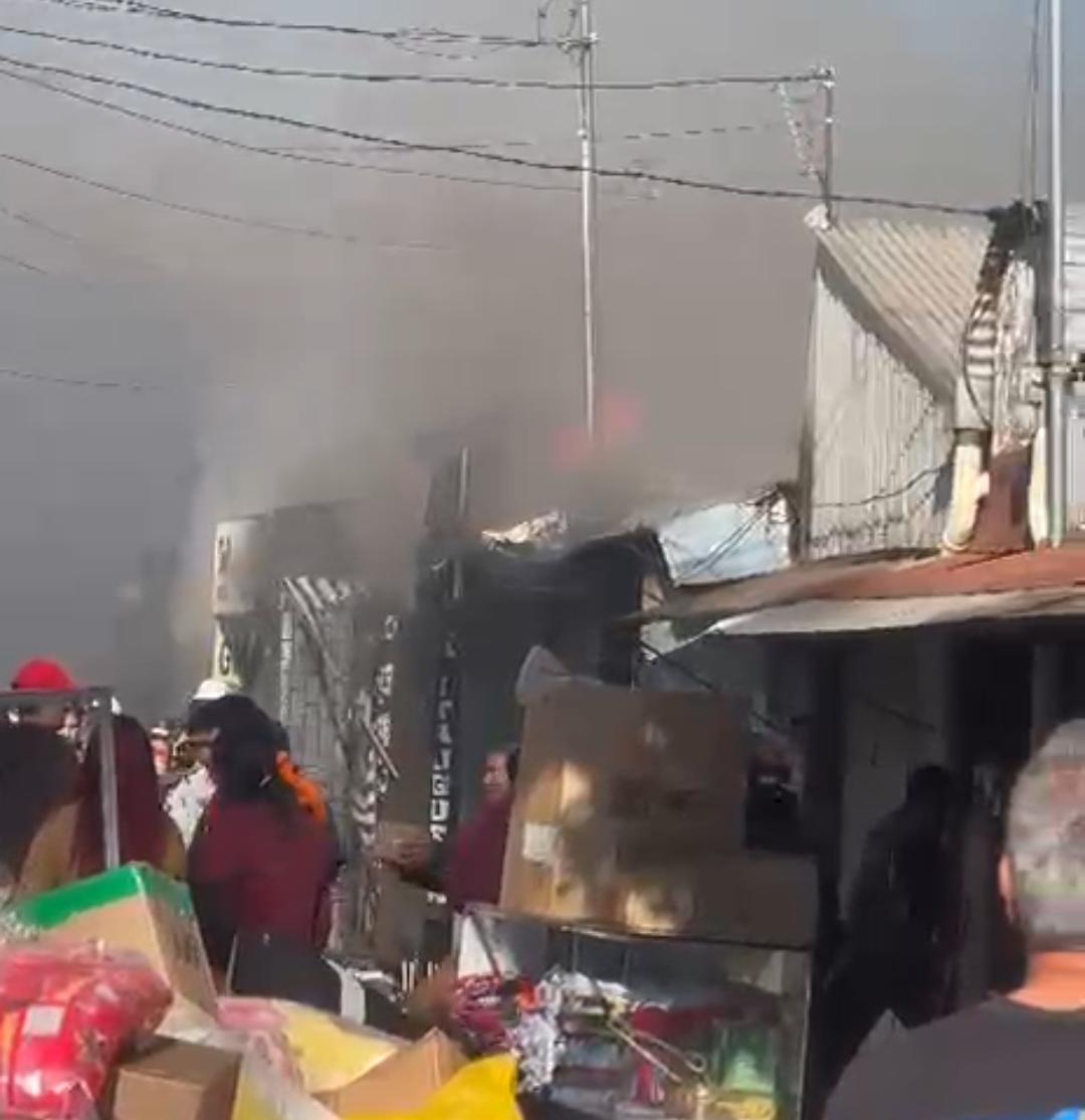 Incendio de grandes proporciones consume mercado municipal de Itauguá. Foto: captura de video