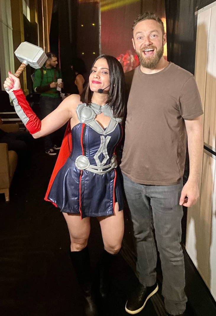 La presentadora y el actor de películas de Márvel, Ross Marquand. (FOTO: Gentileza)