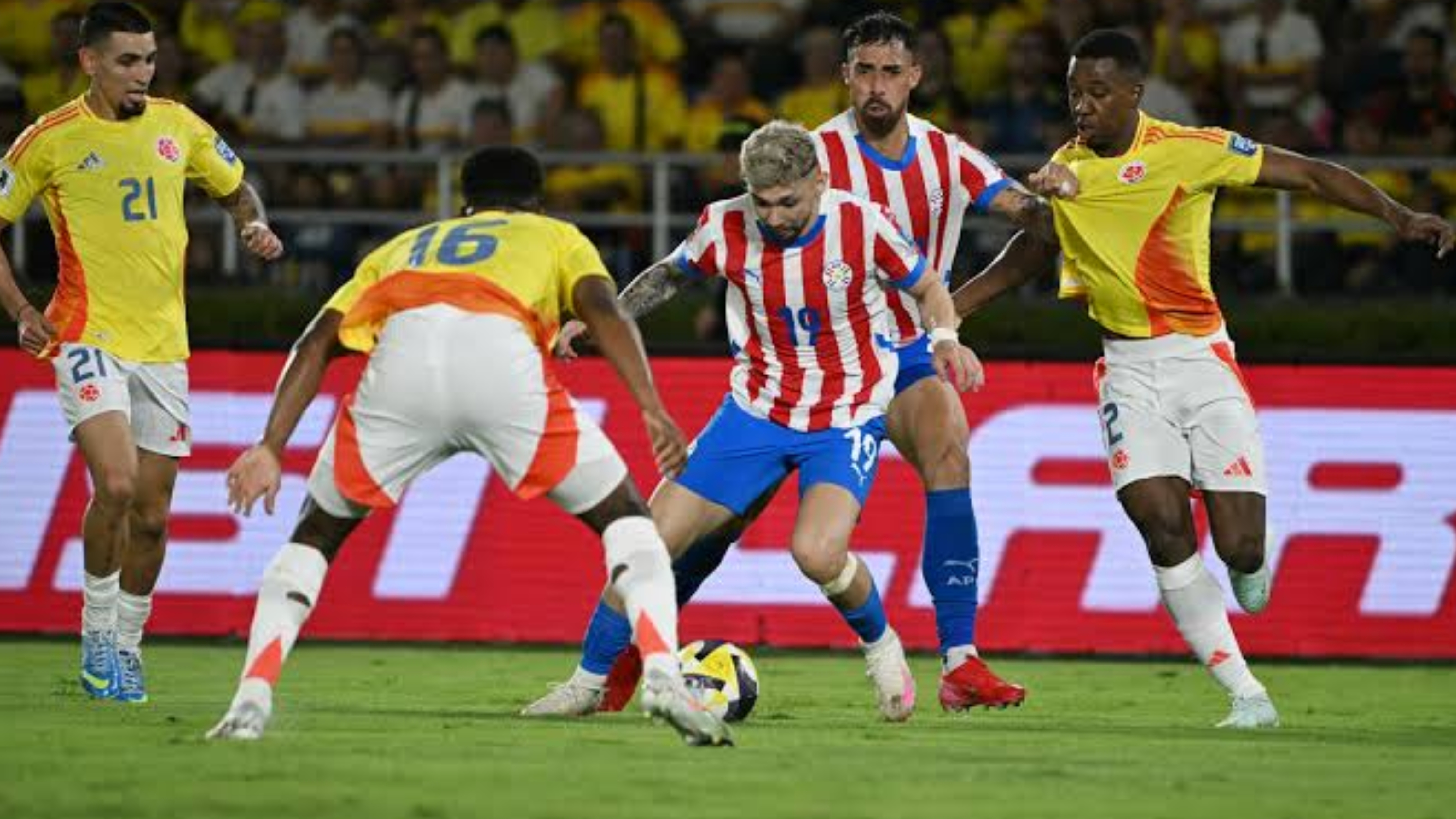 Julio Enciso en el duelo por Eliminatorias ante Colombia donde convirtió un golazo.