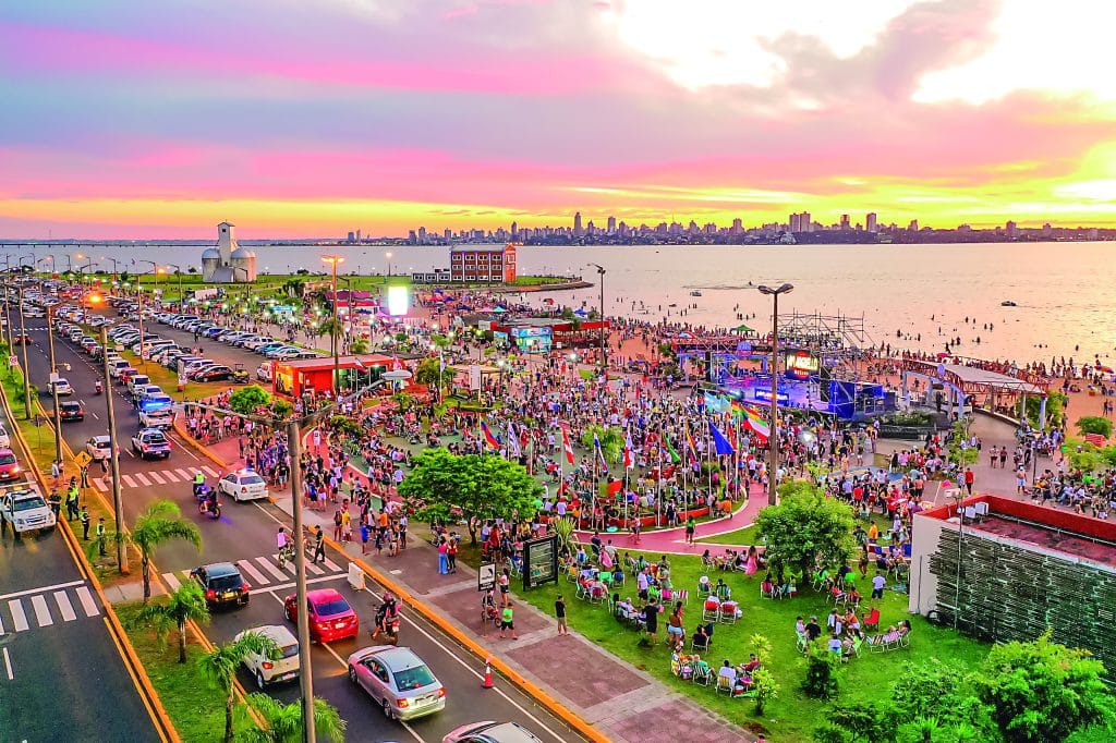La costanera reúne a quienes disfrutan del paisaje y el aire libre.