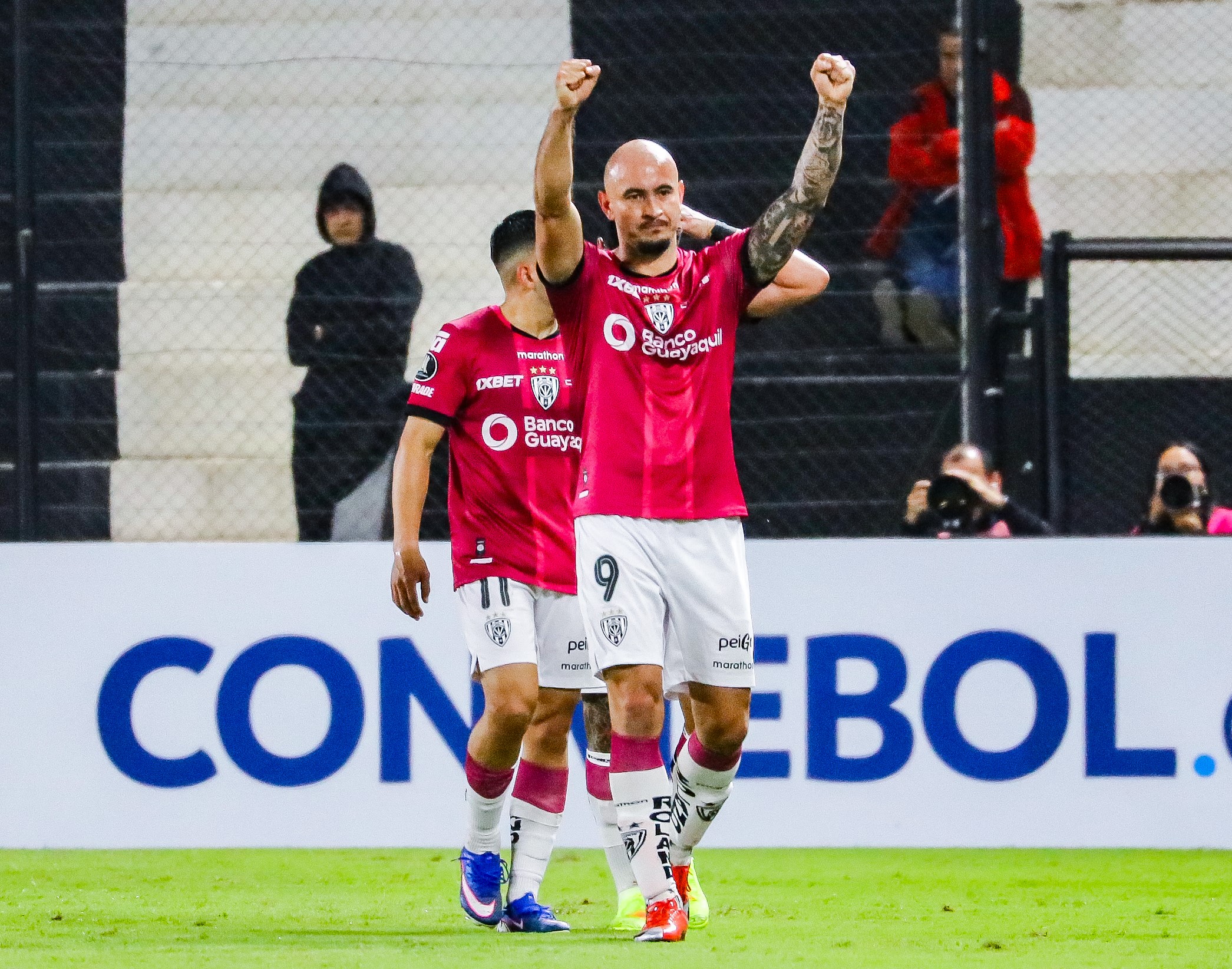 La figura de la noche con los brazos en alto, Carlos González lidera en la tabla de goleo de la Copa con cinco conquistas.