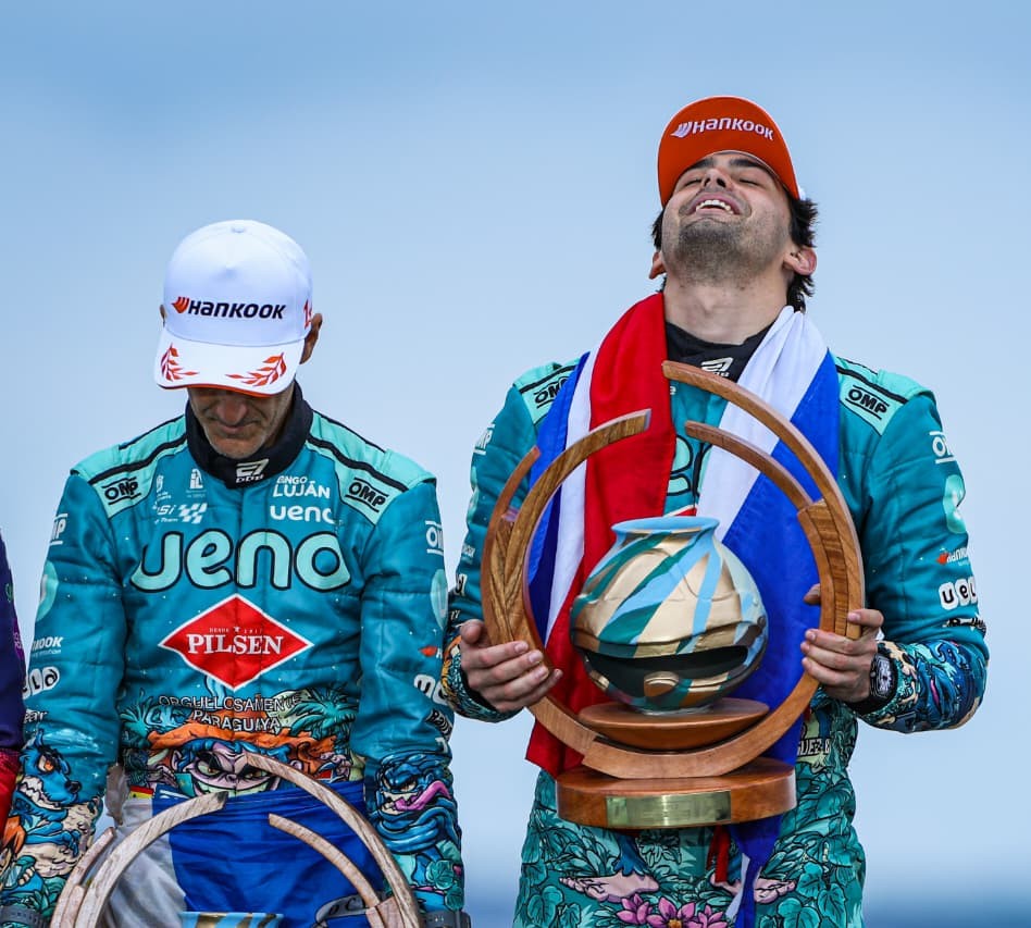 El trofeo artesanal fue elaborado en Tobatí por Sandra Paiva y su familia, a partir del barro negro y con técnicas tradicionales de alfarería.