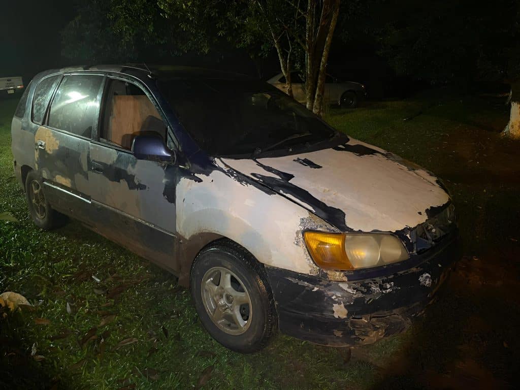 El vehículo sin chapa fue interceptado al salir de la estancia Don José.
