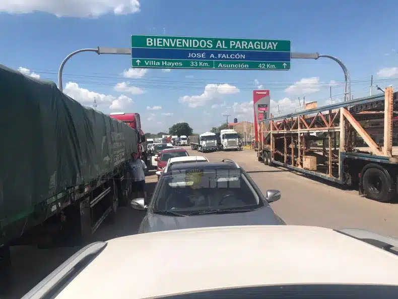 Fila de vehículos en el paso fronterizo.