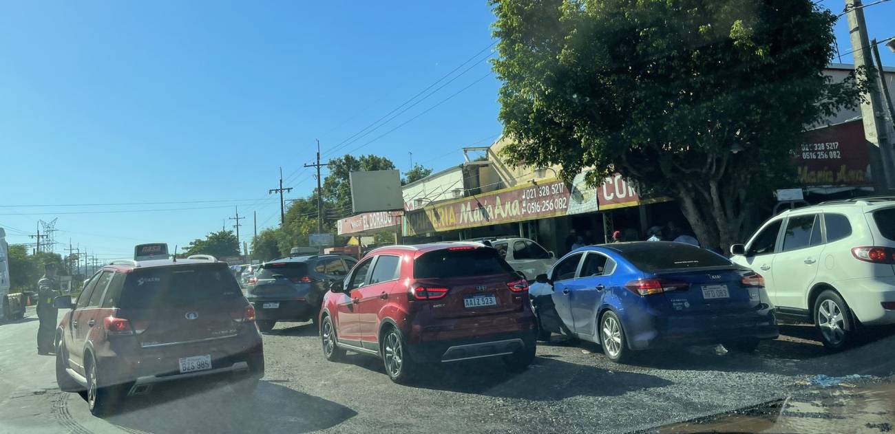 Montón de vehículos pararon para comprar las famosas chipas de María Ana. Foto:@Juanctpy
