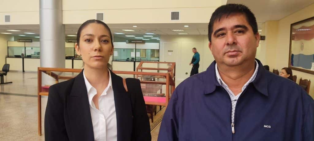 El intendente municipal del distrito de Jesús, Víctor Garay Olmedo (ANR) y su asesora legal, Marisol Aquino, esta mañana, en el Palacio de Justicia.