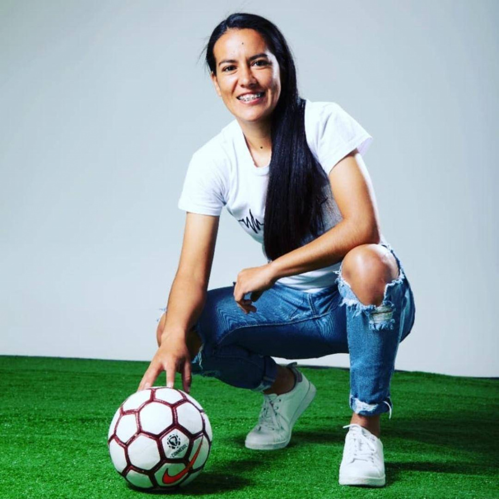 Fabiola Ayala junto a su “mejor amigo y compañero de mil batallas”, el balón de fútbol.