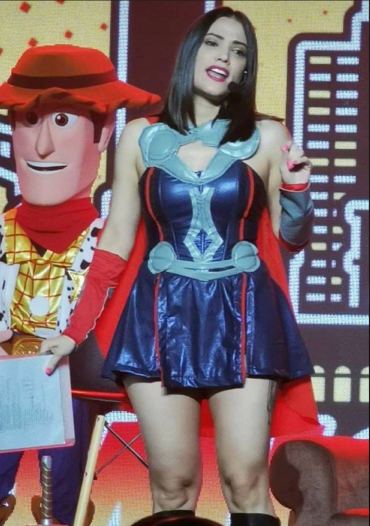 La conductora lució un tentador traje de chica Thor. (FOTO: Gentileza)