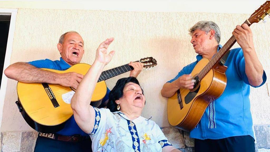 "Ña Tora" también tiene lo suyo. Su palo es la polca paraguaya.