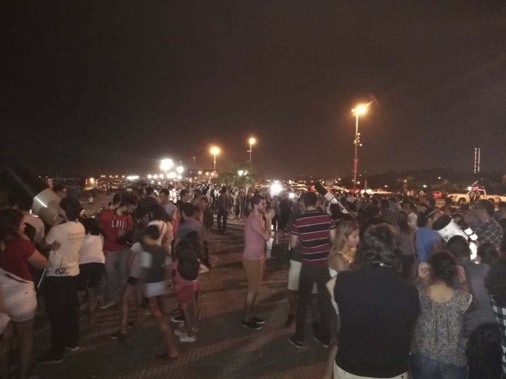 En la Costanera mucha gente se juntó el domingo para madrugar y ver el espectáculo.