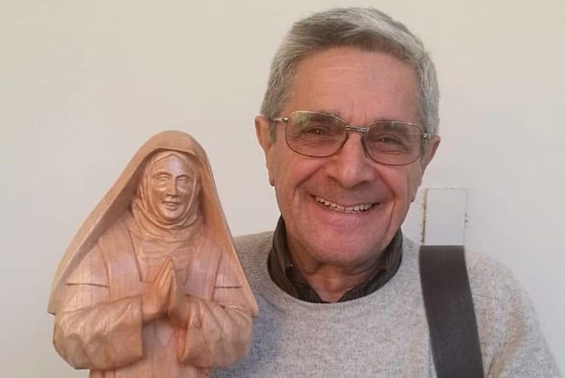 HERMANO. Restituto Palmero cuando recibió la imagen tallada de Chiquitunga.